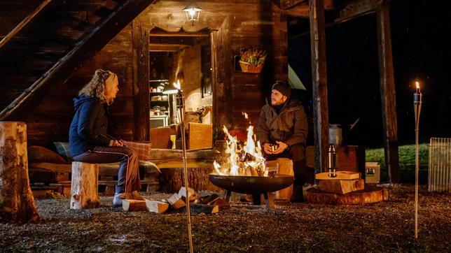 Maja (Christina Arends) will von Florian (Arne Löber) hören, dass er den magischen Baum wirklich fällen lassen will.