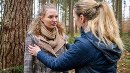 Maja (Christina Arends) wird von Selina (Katja Rosin) aus ihren Gedanken gerissen.