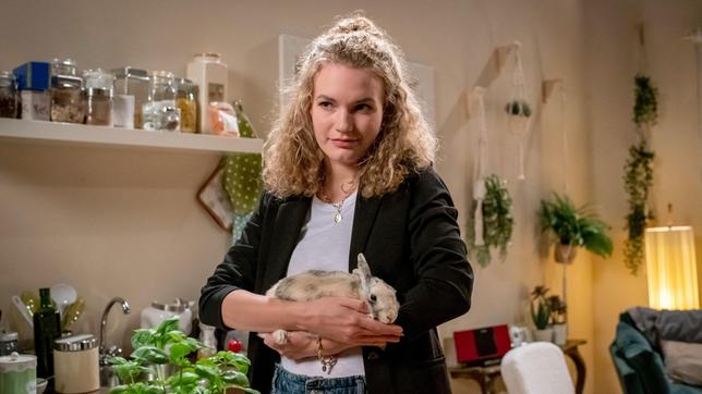 Bild: ARD/Christof Arnold Maja (Christina Arends) wundert sich über ihre seltsamen Träume.