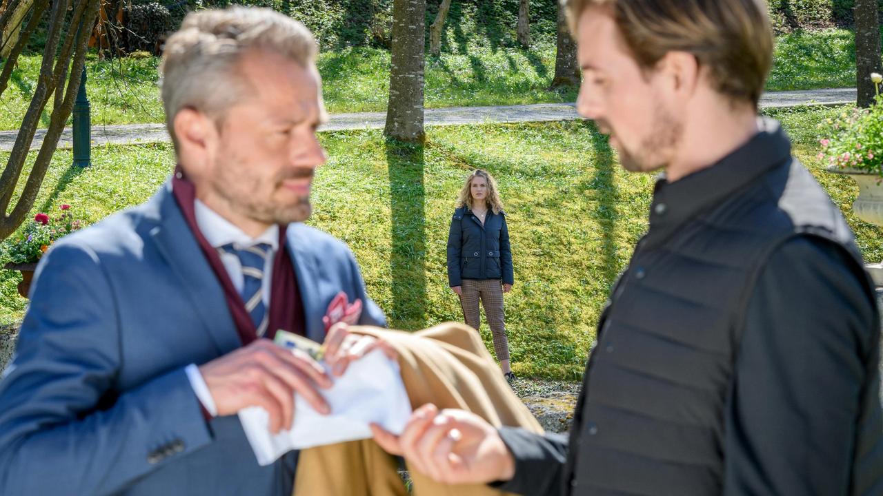 Maja (Christina Arends) wundert sich, was Hannes (Pablo Konrad) mit Erik (Sven Waasner) zu schaffen hat.