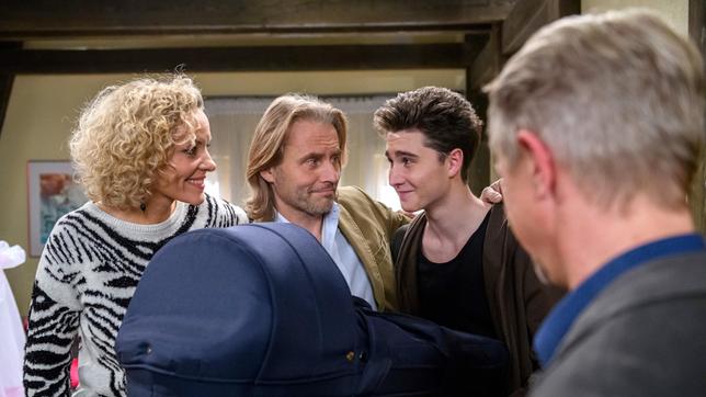 Bild: ARD/Christof Arnold Marco Krum (Martin Müller) hat überraschend gute Neuigkeiten für Natascha (Melanie Wiegmann), Michael (Erich Altenkopf) und Fabien (Lukas Schmidt).