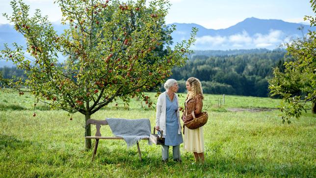 Margit (Michaela Stögbauer) will nicht, dass Franzi (Léa Wegmann) Christophs Angebot annimmt.