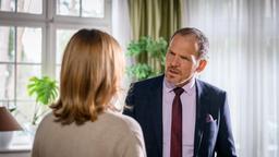 Markus (Timo Ben Schöfer, hinten) ist fassungslos, als ihm Katja (Isabell Stern, vorne) eröffnet, von Christoph erpresst zu werden.