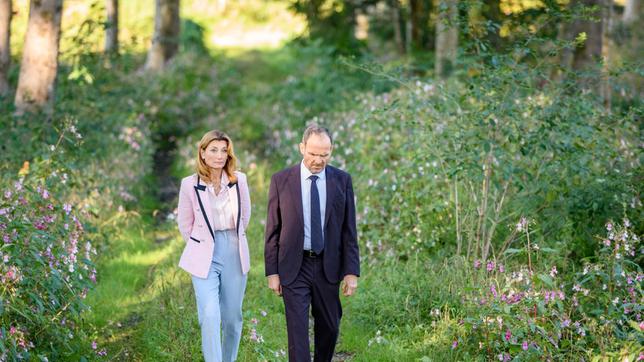 Markus (Timo Ben Schöfer, r., mit Daniela Kiefer) nimmt die Trennung von Katja mehr mit, als er sich bisher eingestanden hat.