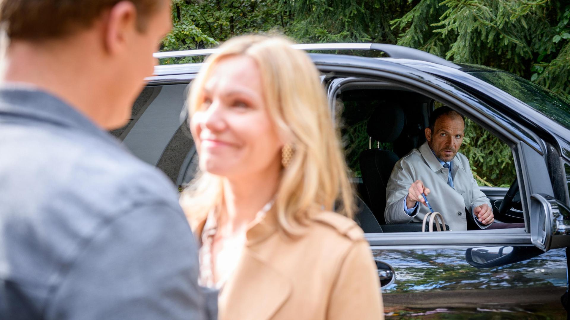 Markus (Timo Ben Schöfer) stibitzt in einem unbeobachteten Moment Katjas (Isabell Stern, M. mit Martin Walde) Handy.