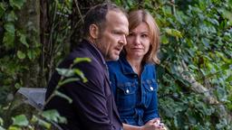 Markus (Timo Ben Schöfer) tröstet Katja (Isabell Stern) mit schlechtem Gewissen, als die sich um Werner sorgt.