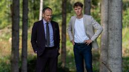 Markus (Timo Ben Schöfer, l. mit Robin Schick) will den nächsten Schritt wagen, um den Verkauf des Fürstenhofs langsam in die Wege zu leiten.