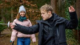 Max (Stefan Hartmann) bekommt von Vanessa (Jeannine Gaspár) seine erste Fechtstunde.