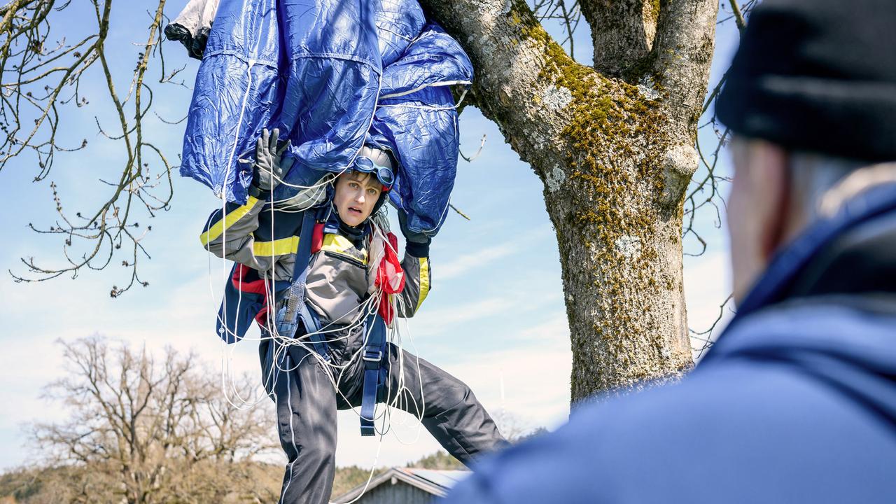 Max’ (Stefan Hartmann, l.) Betrug fliegt auf, als er Werner (Dirk Galuba, r.) mit dem Fallschirm vor die Füße fällt.