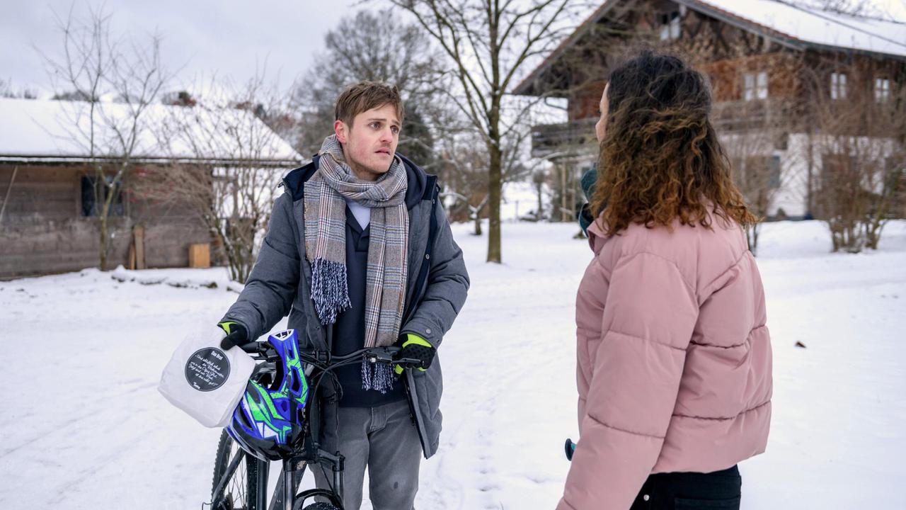 Max (Stefan Hartmann) bittet Vanessa (Jeannine Gaspár) um Hilfe, um Shirin zu gefallen.