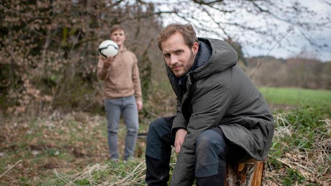 Bild: ARD/Christof Arnold Max (Stefan Hartmann) ermutigt Florian (Arne Löber), auf Shirin zuzugehen.