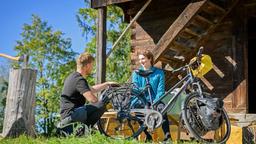 Max (Stefan Hartmann) hilft Liesl (Anuschka Tochtermann) mit ihrem Fahrrad.