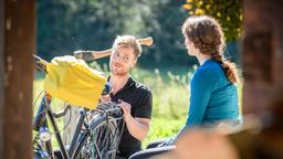 Max (Stefan Hartmann) hilft Liesl (Anuschka Tochtermann) mit ihrem Fahrrad.