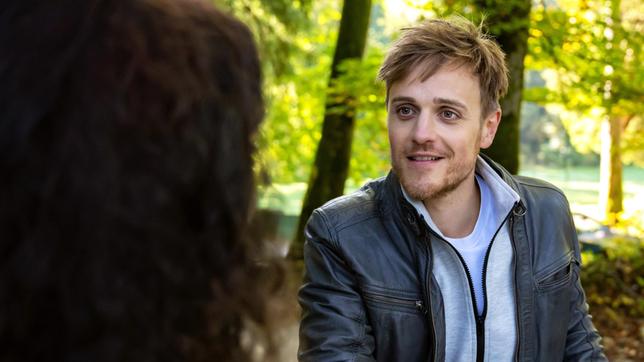 Max (Stefan Hartmann) holt Vanessa (Jeannine Gaspár) scheinbar zufällig vom Bus ab.