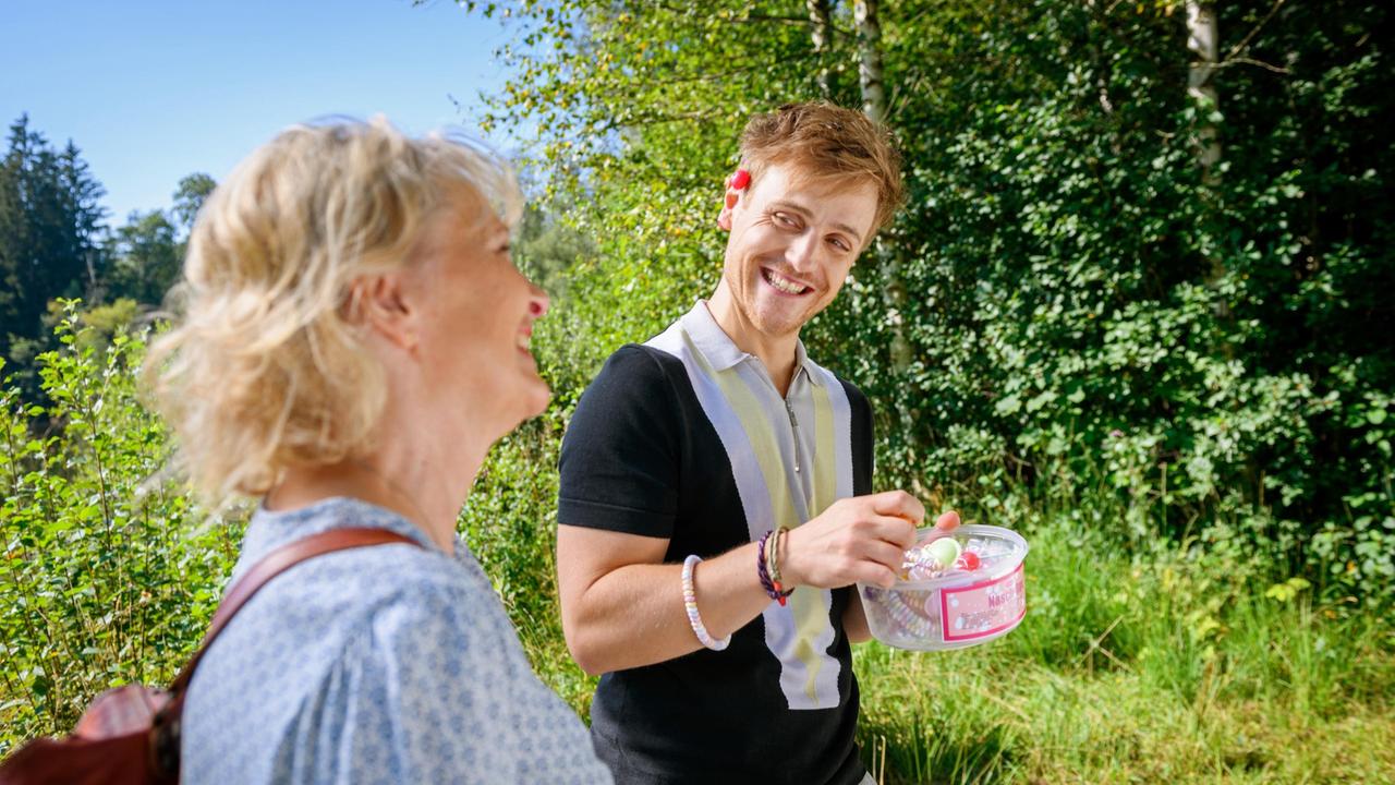 Max (Stefan Hartmann) ist sehr berührt von Helenes (Sabine Werner) Überraschung.