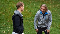 Max (Stefan Hartmann) macht mit Michael (Erich Altenkopf) Sporteinheiten im Park.