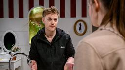Max (Stefan Hartmann) rät Merle (Michaela Weingartner), Gerry Zeit zu geben.