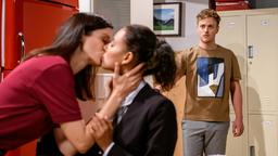 Max (Stefan Hartmann) sieht einen Kuss zwischen Vanessa (Jeannine Gaspár) und Carolin (Katrin Anne Heß) – und begreift.