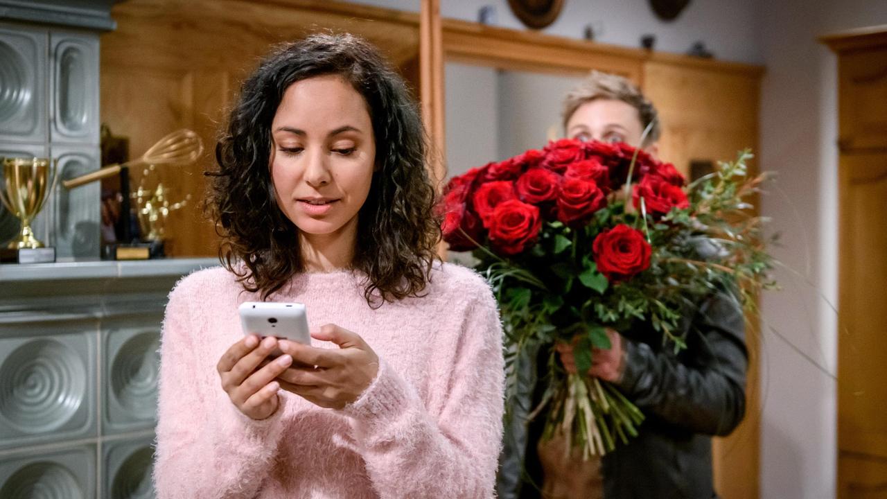 Max (Stefan Hartmann) überrascht Vanessa (Jeannine Gaspár) mit seinem Auftauchen.