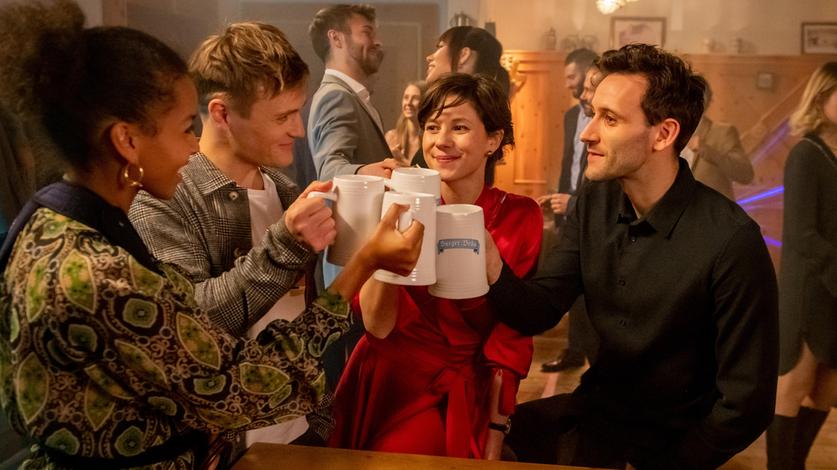 Max (Stefan Hartmann, 2. v.) überspielt vor Eleni (Dorothée Neff, 2. v. r. mit Tim Borys), dass er in Imani (Belina Mohamed-Ali) verliebt ist.