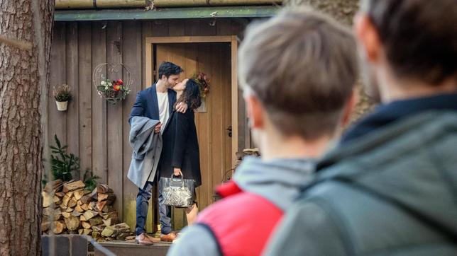 Bild: ARD/Christof Arnold Max (Stefan Hartmann) und Florian (Arne Löber) wird klar, dass Vanessa (Jeannine Gaspár) und Georg (Robert Herrmanns) ein Paar sind.