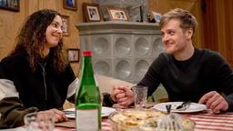 Max (Stefan Hartmann) und Vanessa (Jeannine Gaspár) haben in ihrer Verliebtheit das Essen versalzen.