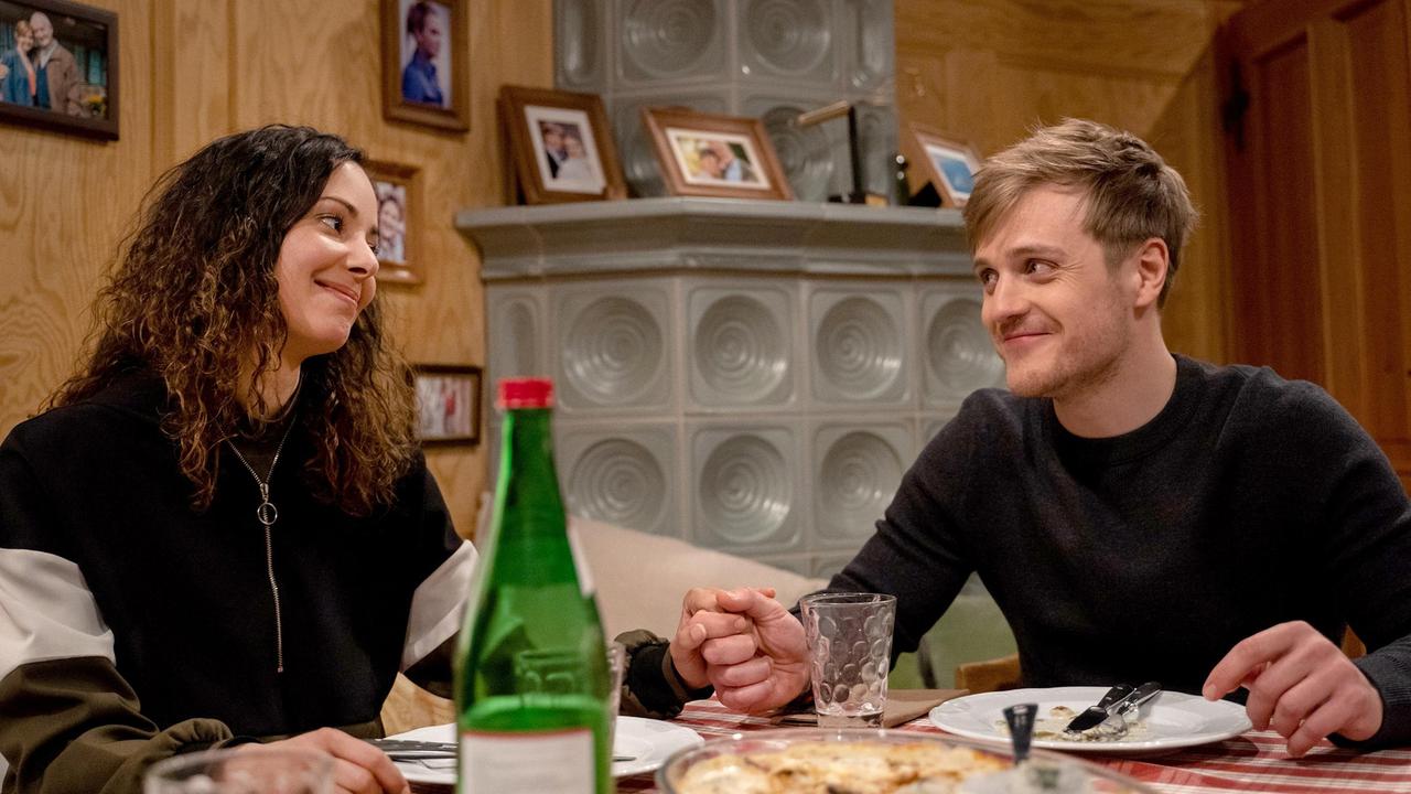 Max (Stefan Hartmann) und Vanessa (Jeannine Gaspár) haben in ihrer Verliebtheit das Essen versalzen.