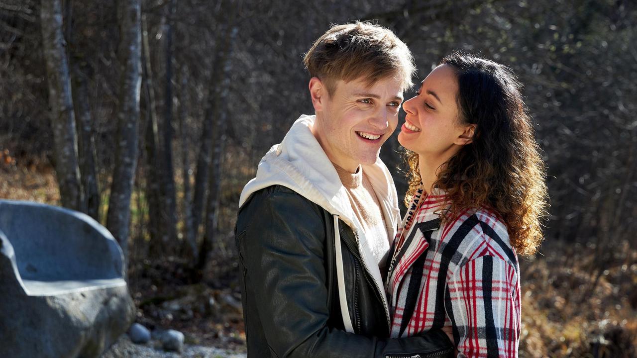 Max (Stefan Hartmann) und Vanessa (Jeannine Gaspár) können nur hoffen, dass die Brosche wieder auftaucht.