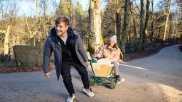 Max (Stefan Hartmann) versteht es Vanessa (Jeannine Gaspár) aufzumuntern, indem er sie vorsichtig mit einem Bollerwagen durch die Gegend fährt.