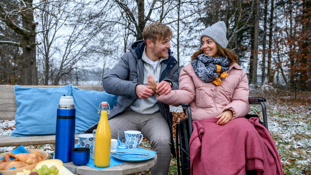 Max (Stefan Hartmann) verwöhnt Vanessa (Jeannine Gaspár) bei ihrem gemeinsamen Ausflug.