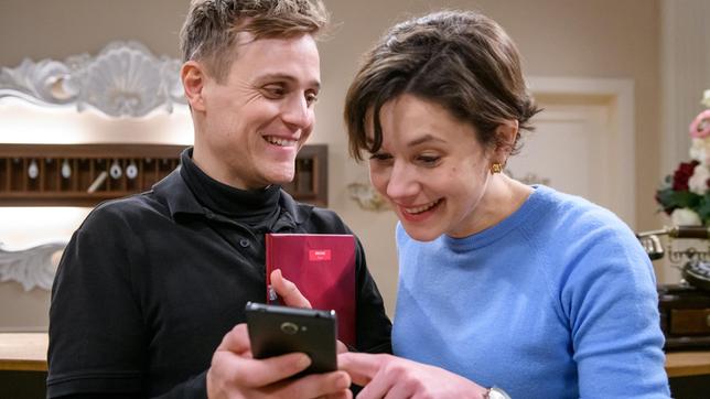 Bild: ARD/WDR/Christof Arnold Max (Stefan Hartmann) zeigt Eleni (Dorothée Neff) stolz Bilder von Arthur.