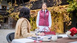 Maxi (Katharina Scheuba) dankt Sophia (Krista Birkner) durch die Blume, dass sie Henry aus der Schusslinie genommen hat.