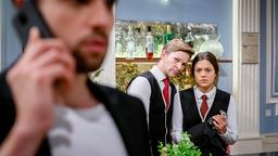 Maxi (Katharina Scheuba, h.) hat für Henrys (Elias Reichert) vermeintliche Rückgratlosigkeit nur noch Verachtung übrig. (mit Komparse)