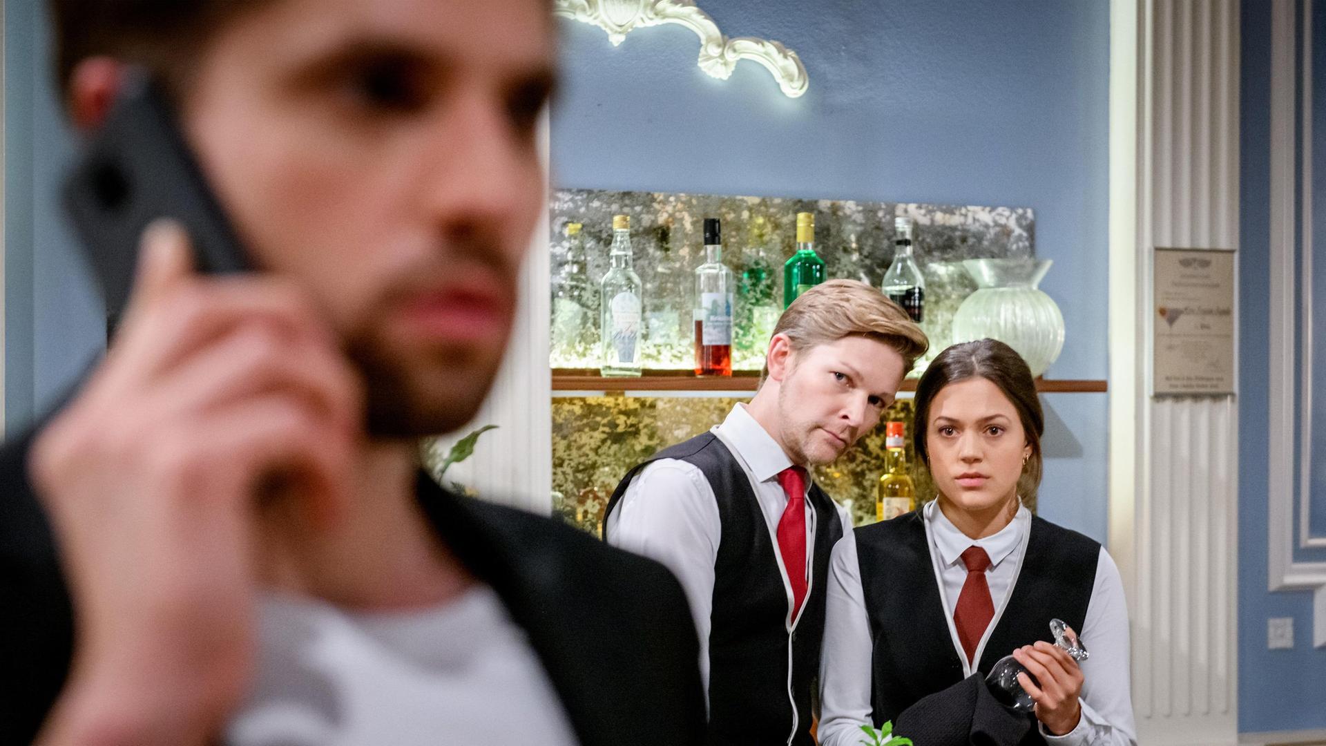Maxi (Katharina Scheuba, h.) hat für Henrys (Elias Reichert) vermeintliche Rückgratlosigkeit nur noch Verachtung übrig. (mit Komparse)