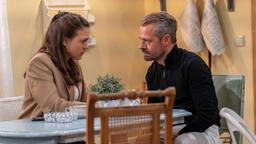 Maxi (Katharina Scheuba) ist angestoßen, als Erik (Sven Waasner) ihr wegen Sophia ins Gewissen redet.