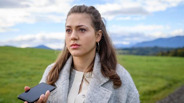Bild: ARD/WDR/Christof Arnold Maxi (Katharina Scheuba) ist elektrisiert, weil Sophia offenbar eine neue Geldübergabe plant.