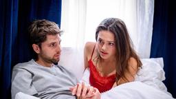 Maxi (Katharina Scheuba) ist fassungslos, als Henry (Elias Reichert, ) von ihr verlangt, die Spy-App von ihrem eigenen Handy zu löschen.