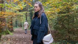 Maxi (Katharina Scheuba, r., mit Sven Waasner, h.) sieht keinen anderen Ausweg mehr aus ihrem moralischen Dilemma, als Henry alles zu gestehen.