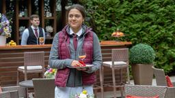 Maxi (Katharina Scheube) will ihr schlechtes Gewissen ausblenden und glücklich sein. (mit Komparsen)