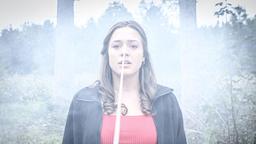 Maxi (Katharina Scheuba) wird von ihrer Angst vor Sophia heimgesucht.