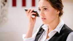 Maxis (Katharina Scheuba) schlechtes Gewissen wächst, als sie ausgerechnet ein Telefonat