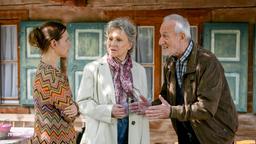 Melli (Bojana Golenac) beichtet Alfons (Sepp Schauer) und Hildegard (Antje Hagen) die schlechten Neuigkeiten vom "Fürstenhof".