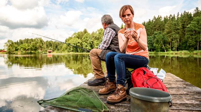 Bild: ARD/Christof Arnold Melli (Bojana Golenac) bemerkt beim Angeln mit André (Joachim Lätsch), dass sie keine Tabletten mehr hat.