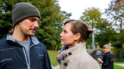 Melli (Bojana Golenac) erzählt William (Alexander Milz) wie sehr sie sich für ihn und Clara freut (mit Christiane Bärwald).