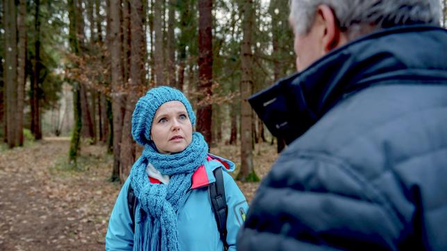 Bild: ARD/Christof Arnold Melli (Bojana Golenac) lehnt Andrés (Joachim Lätsch) Angebot ab, sie auf ihre Wanderung zu begleiten.