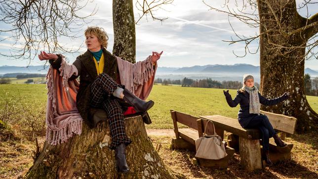 Bild: ARD/Christof Arnold Melli (Bojana Golenac) und Gerti (Beatrice Richter) machen eine "Seelenreise".