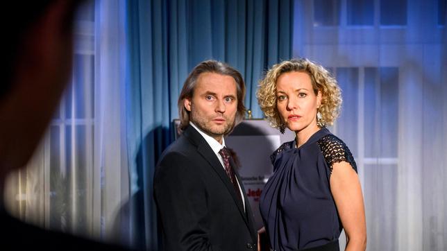 Bild: ARD/Christof Arnold Michael (Erich Altenkopf) erfährt die Wahrheit über Natascha (Melanie Wiegmann) und Nils, als Fabien die beiden vor Publikum outet.