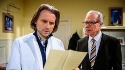 Michael (Erich Altenkopf) erfährt in Werners (Dirk Galuba) Beisein entsetzt von Nataschas Krankheit.