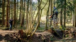 Michael (Erich Altenkopf) filmt Max' Sprung auf dem Mountainbike.