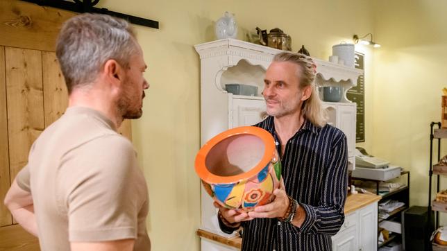 Michael (Erich Altenkopf, r. mit Sven Waasner) findet im Café ein „Mitbringsel aus Südamerika“ für Fanny.